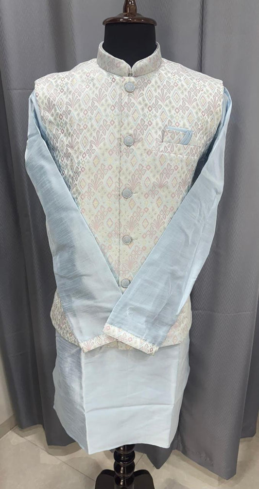 Traditional outfit on a mannequin against a gray background